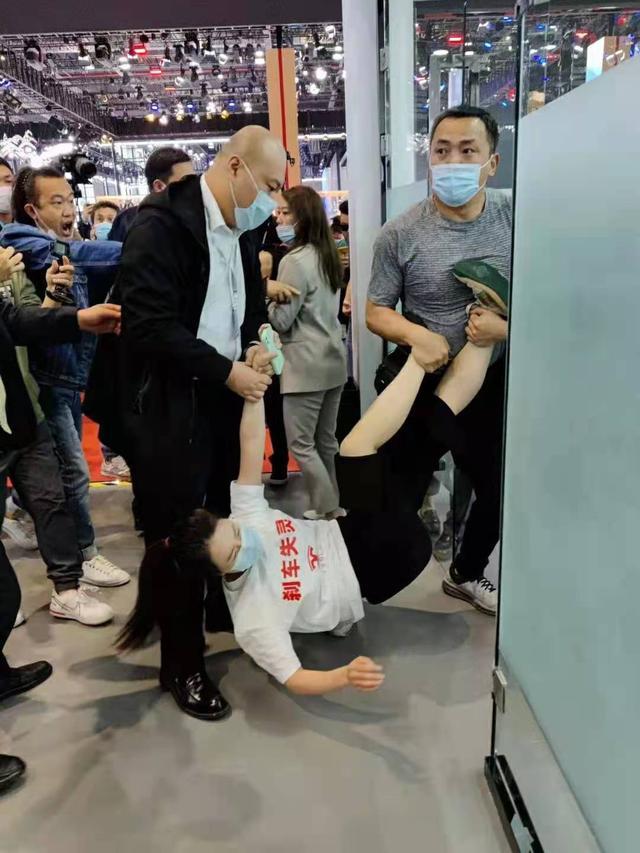 突发！特斯拉上海展遭维权，美女站车顶大喊：刹车失灵！疑被大汉“抬四肢”拖走...公司回应了