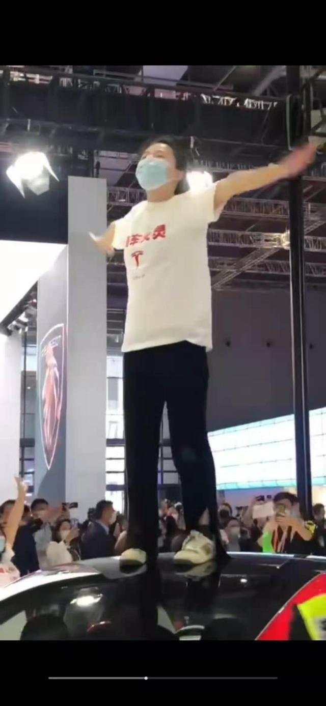 突发！特斯拉上海展遭维权，美女站车顶大喊：刹车失灵！疑被大汉“抬四肢”拖走...公司回应了