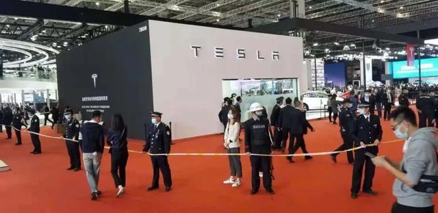 躲得了315，躲不了上海车展丨消费者砸场子高喊刹车失灵，特斯拉傲慢回应不妥协
