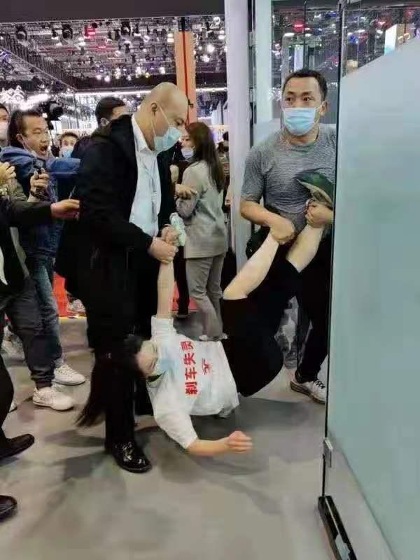 特斯拉又出事了！车主大闹特斯拉车展现场，警方已介入！特斯拉发文回应，副总裁：特斯拉不可能妥协