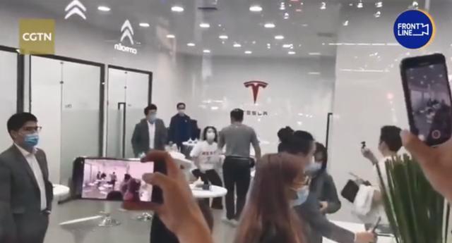 特斯拉又出事了！车主大闹特斯拉车展现场，警方已介入！特斯拉发文回应，副总裁：特斯拉不可能妥协