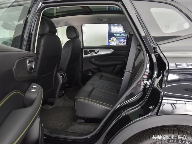 帅气又实用的国产SUV，轴距超过2米7，实拍荣威RX5