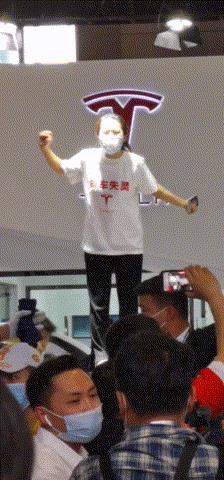 躲得了315，躲不了上海车展丨消费者砸场子高喊刹车失灵，特斯拉傲慢回应不妥协
