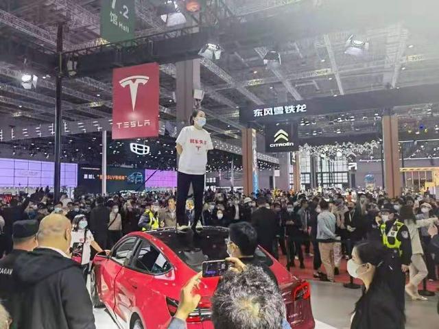 特斯拉又出事了！车主大闹特斯拉车展现场，警方已介入！特斯拉发文回应，副总裁：特斯拉不可能妥协
