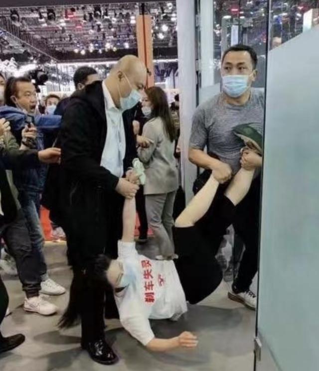 爬上特斯拉车顶的女车主是谁？因为什么？