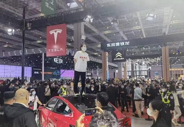 爬上特斯拉车顶的女车主是谁？因为什么？