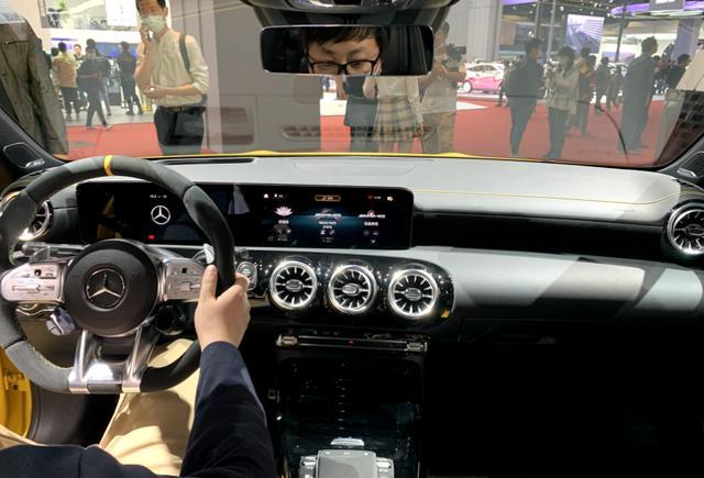 奔驰CLA AMG45运动型亮相，四门轿跑不负众望，霸气外观彰显性能