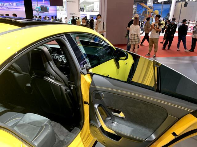 奔驰CLA AMG45运动型亮相，四门轿跑不负众望，霸气外观彰显性能