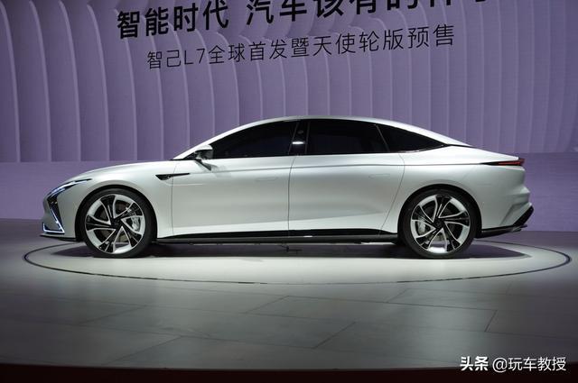 新车帅到犯规！网友：买买买！媳妇跟车 必须有一样好看