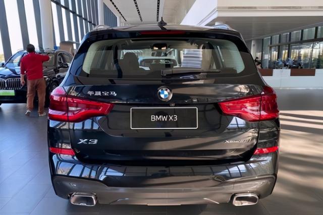 2021款宝马X3，252马力，6.8秒破百，油耗8.0L，开起来挺爽
