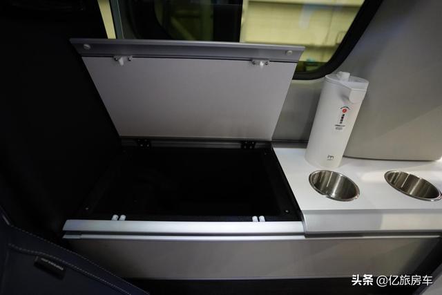 既有MPV的身材，又有房车的功能，旅行家G20升顶带2床能住4人