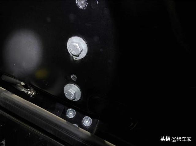 身高不够气场来凑，小姐姐花140万买辆奔驰大G，卖家：我大意了