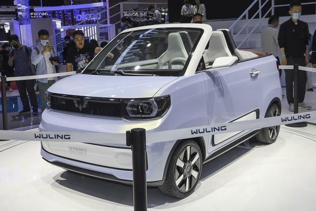 五菱宏光miniev提车作业年轻人的第一台敞篷五菱造出来了那么年轻人的