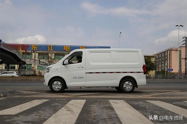 货箱容积5.4m³的新能源微面来了 睿行EM60诚意满满
