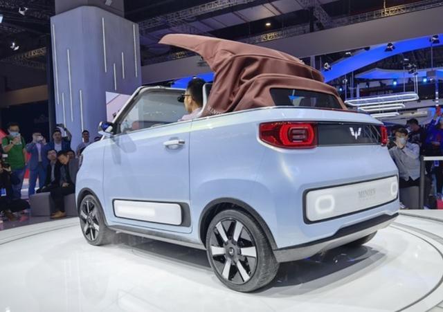 国民敞篷车五菱宏光MINI EV CABRIO来了
