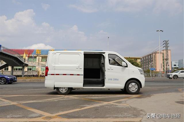 货箱容积5.4m³的新能源微面来了 睿行EM60诚意满满