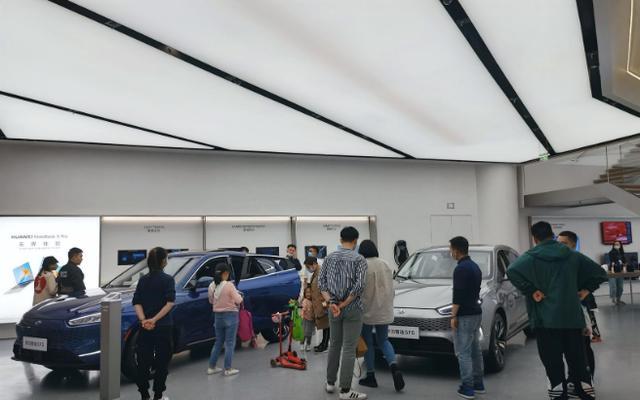 华为实力带货，赛里力斯SF5单周销量破6000，这车能买吗？