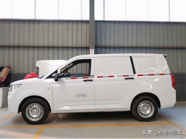 五菱宏光plus用车感受，减配到极致，尾门饰板竟然是纸壳