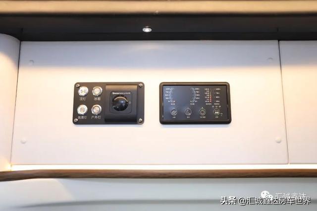 暗藏多样小设计的商务旅居车，福特2.0T动力，2人日常操作挺灵活