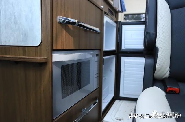 暗藏多样小设计的商务旅居车，福特2.0T动力，2人日常操作挺灵活
