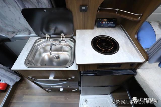 暗藏多样小设计的商务旅居车，福特2.0T动力，2人日常操作挺灵活