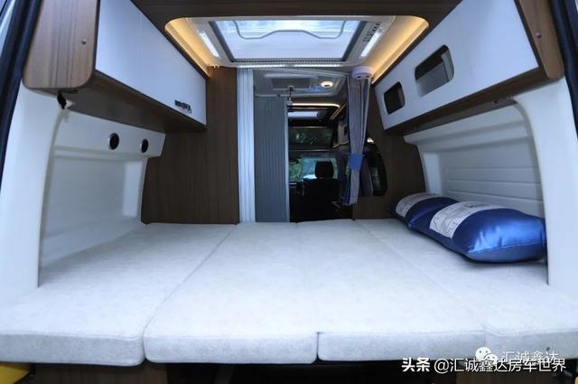 暗藏多样小设计的商务旅居车，福特2.0T动力，2人日常操作挺灵活