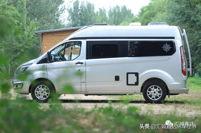 暗藏多样小设计的商务旅居车，福特2.0T动力，2人日常操作挺灵活