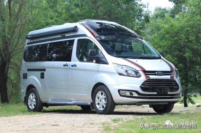 暗藏多样小设计的商务旅居车，福特2.0T动力，2人日常操作挺灵活