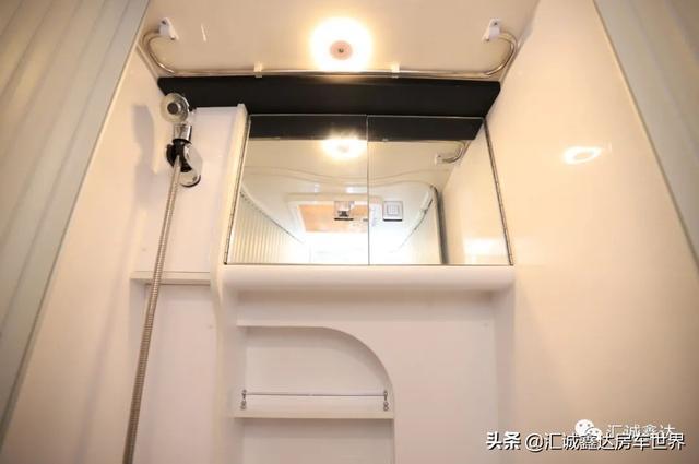 暗藏多样小设计的商务旅居车，福特2.0T动力，2人日常操作挺灵活
