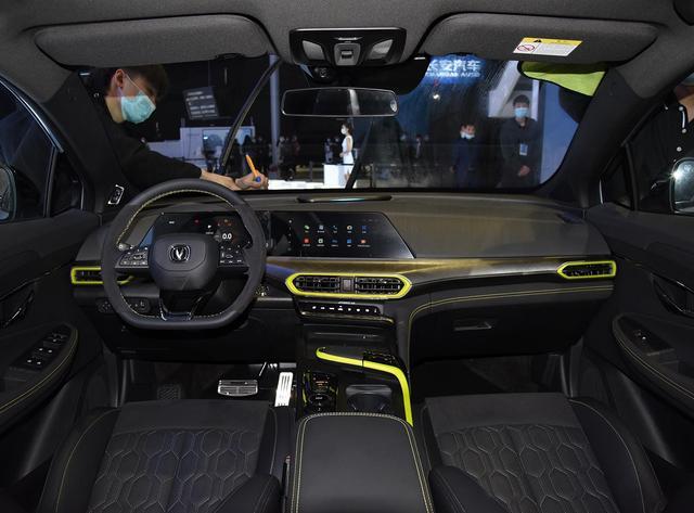 “靠脸吃饭”的长安全新SUV，实力、性价比也不错，6.99万起