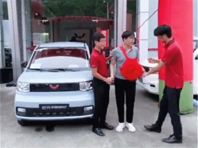 男子喜提五菱宏光MINI，看到提车仪式照片后，网友：要是被绑架了就眨眨眼
