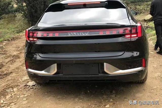 极氪001实车上路组图曝光，非铺装山路也不怂