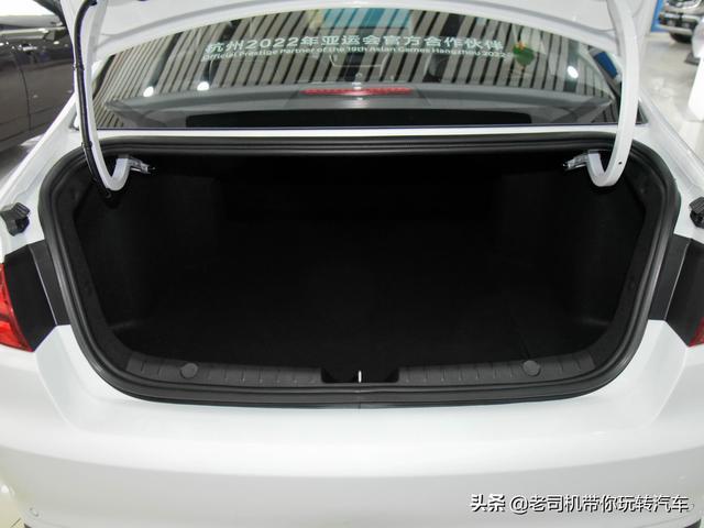 花小钱买好车，空间动力更好，还可以买自动挡，带你看吉利帝豪GL
