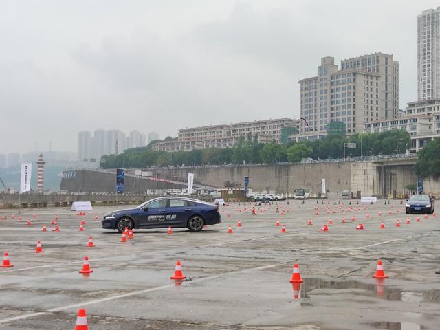 试驾丨起亚凯酷K5：做家用B级轿车中的“年轻人”
