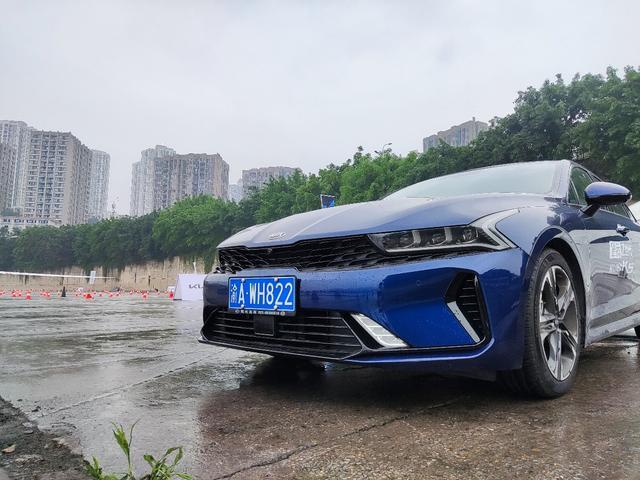 试驾丨起亚凯酷K5：做家用B级轿车中的“年轻人”