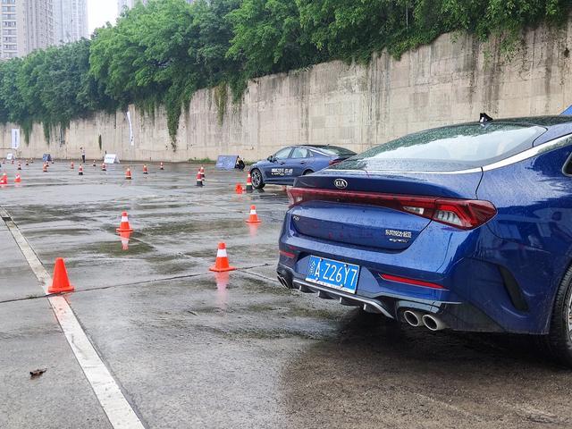 试驾丨起亚凯酷K5：做家用B级轿车中的“年轻人”