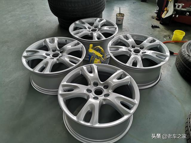限量版W12大众途锐，大保养一次竟用掉一台飞度的钱