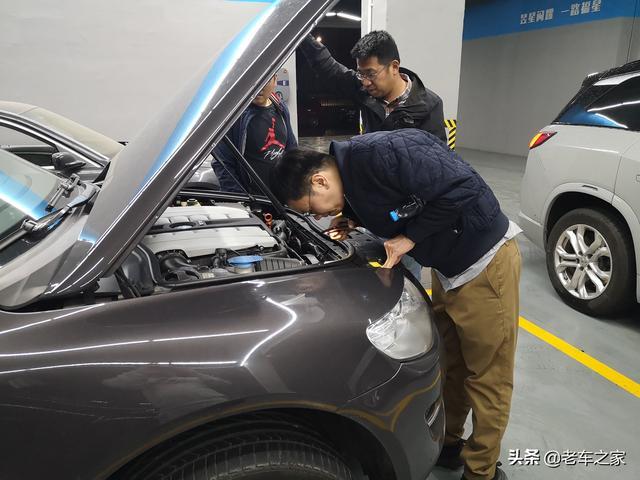 限量版W12大众途锐，大保养一次竟用掉一台飞度的钱
