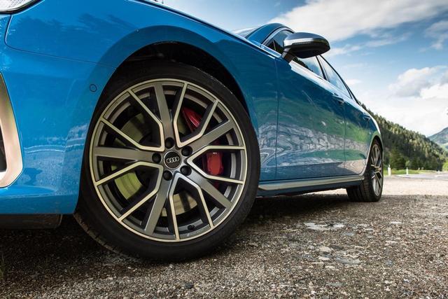 适合年轻人的奥迪性能车，S4标配3.0T V6+Quattro，4.7秒破百