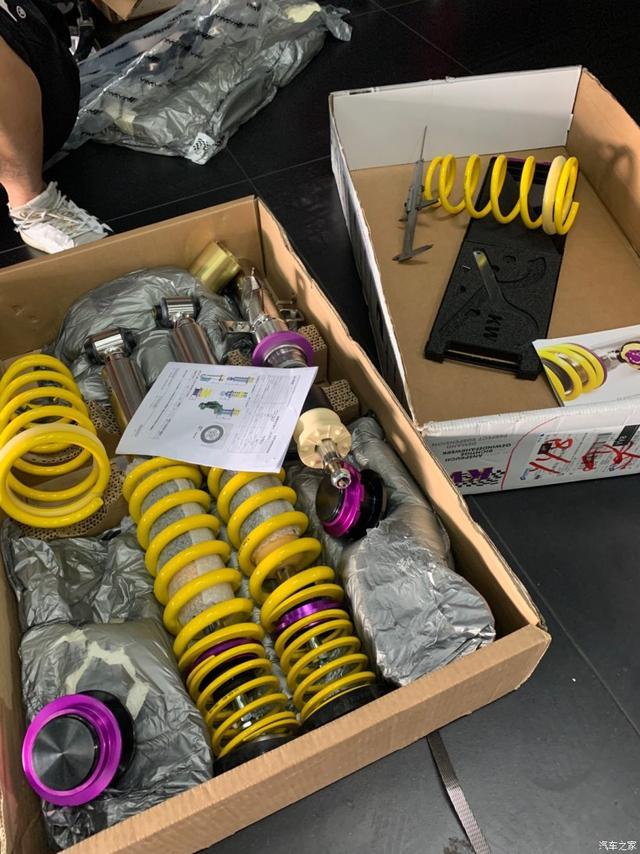 迟到提车作业，碳黑宝马330i改装！慎点，会中毒