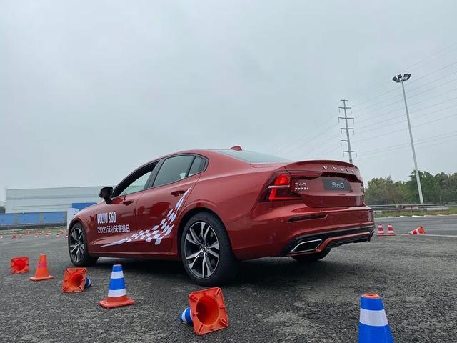 一次糟糕的赛道日活动，我试出了沃尔沃的真实驾控实力