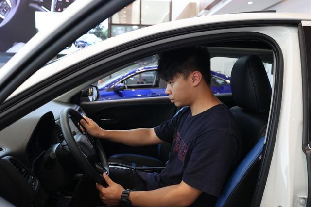 手握15万预算买SUV？90后小哥跑一趟本田4S店，锁定缤智