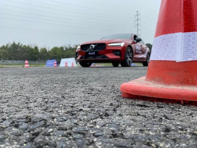 一次糟糕的赛道日活动，我试出了沃尔沃的真实驾控实力