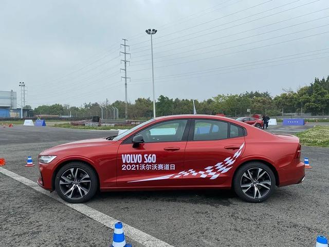 一次糟糕的赛道日活动，我试出了沃尔沃的真实驾控实力