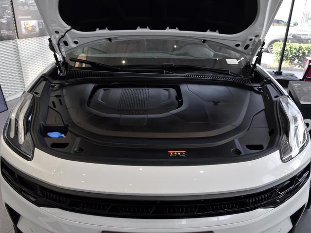很受欢迎的国产SUV，92号汽油还省油，实拍领克06