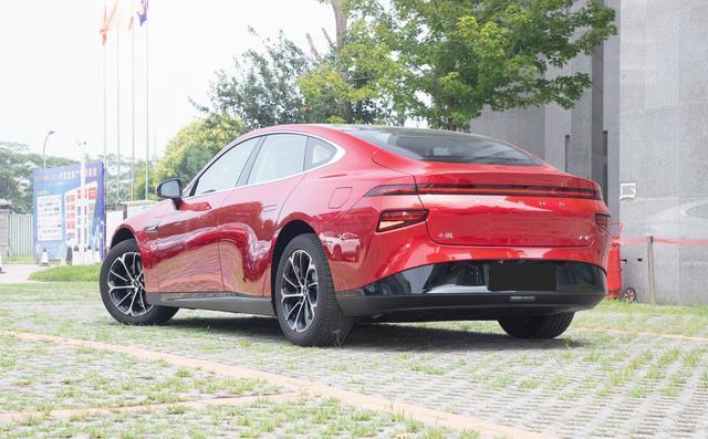 国产小鹏P7，续航里程670公里，价格比特斯拉Model3低