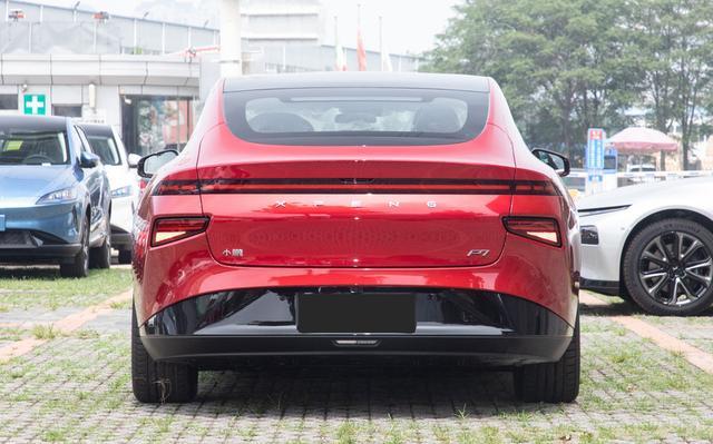 国产小鹏P7，续航里程670公里，价格比特斯拉Model3低