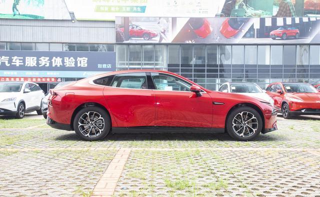 国产小鹏P7，续航里程670公里，价格比特斯拉Model3低