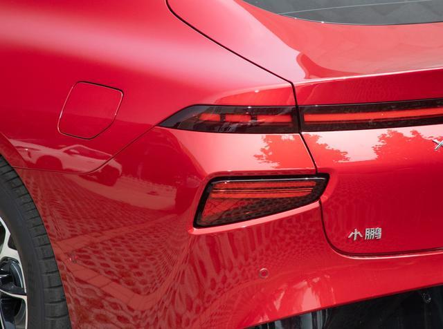 国产小鹏P7，续航里程670公里，价格比特斯拉Model3低
