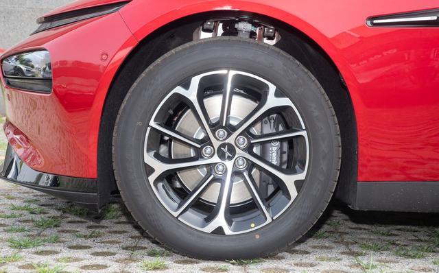 国产小鹏P7，续航里程670公里，价格比特斯拉Model3低
